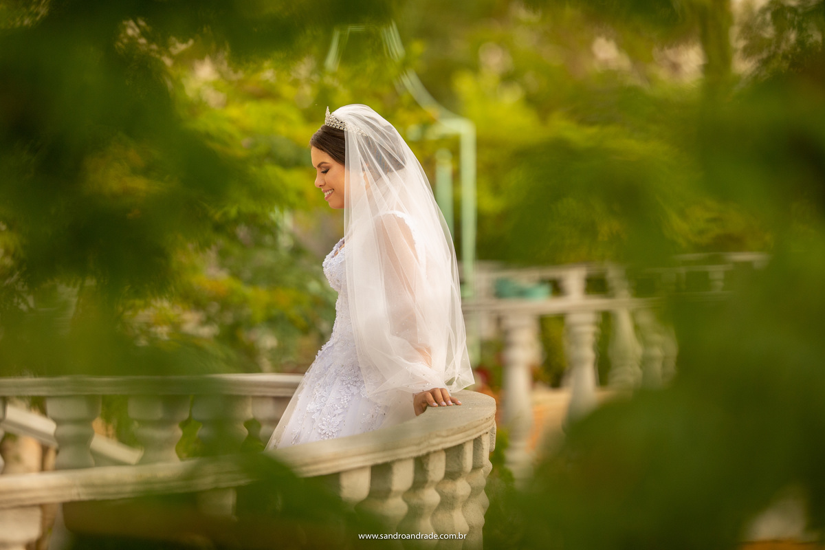 Usando folhas como moldura, Sandro Andrade um dos melhores fotógrafos do DF, arrasou nesta fotografia, aliás em todas (risos), a noiva está no centro da foto com muito verde em volta, cabeça baixa e um belo sorriso.