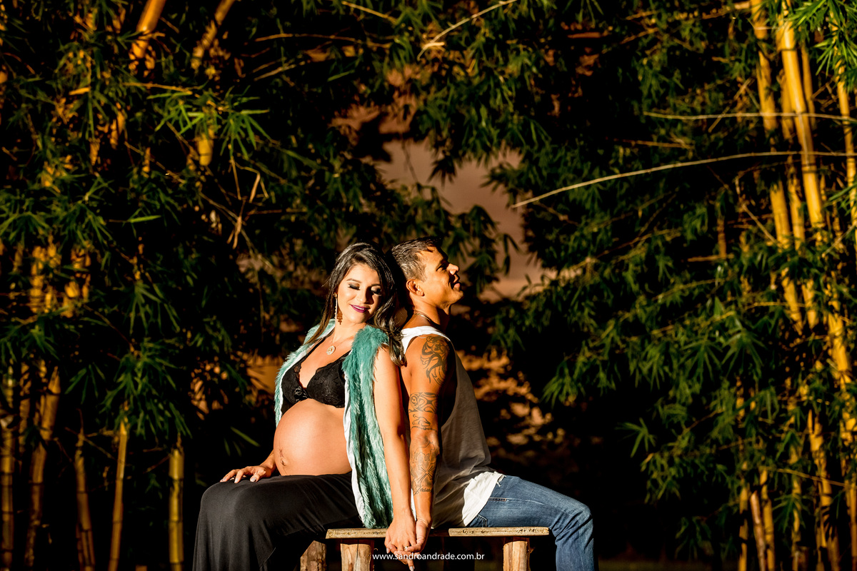 O casal sentou numa mesa de madeira do parque, de costas um para o outro, mãos dadas e muito sentimento porque dentro de poucos dias, suas vidas vão mudar.