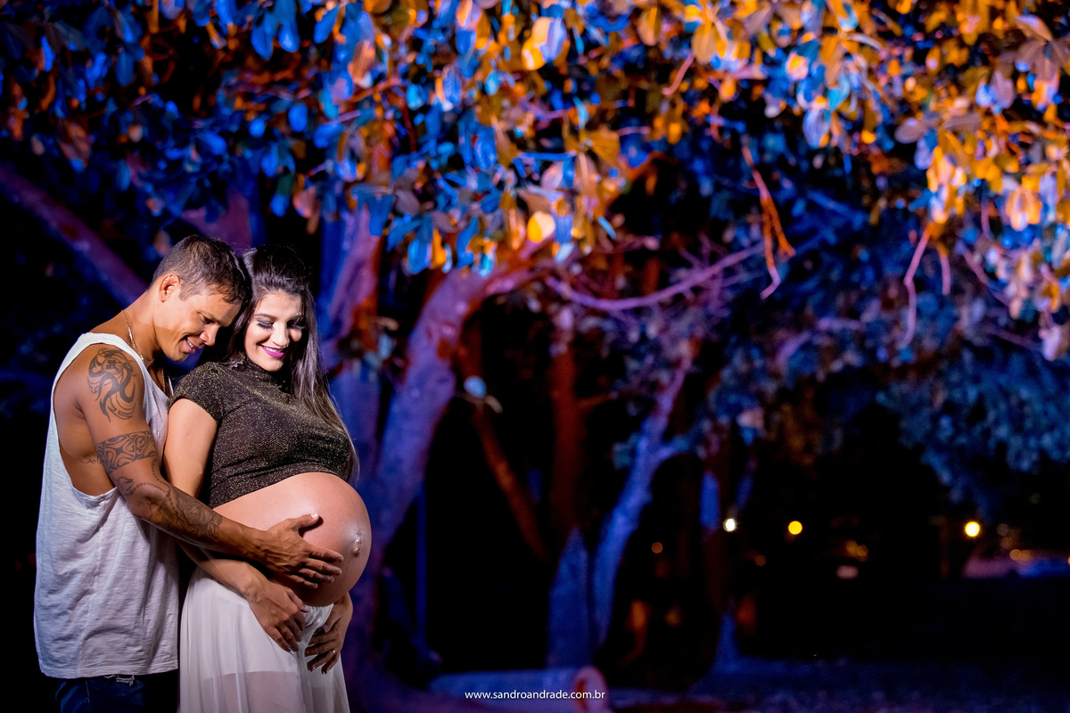 Mais uma belíssima imagem, ainda com muitas cores, bem abraçadinhos, felizes, sorrindo, Robin acaricia a barriga de sua amada esposa.