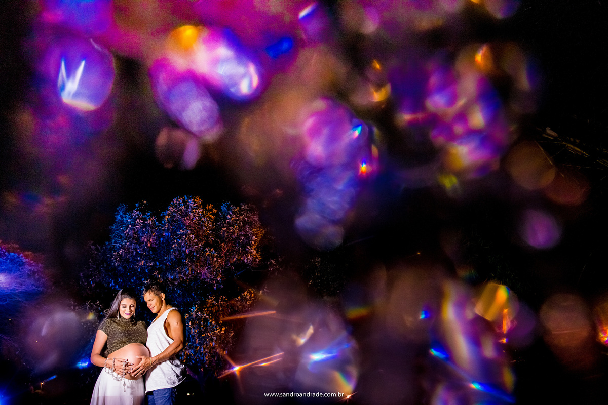 Usando mais de suas técnicas, o fotógrafo de casamentos do Brasil que inclusive faz muito destination wedding como foi o casamento deste casal, Sandro usa as cores, combinado com bonquês e um lindo casal admirando a barriga da gestação do primeiro filho.