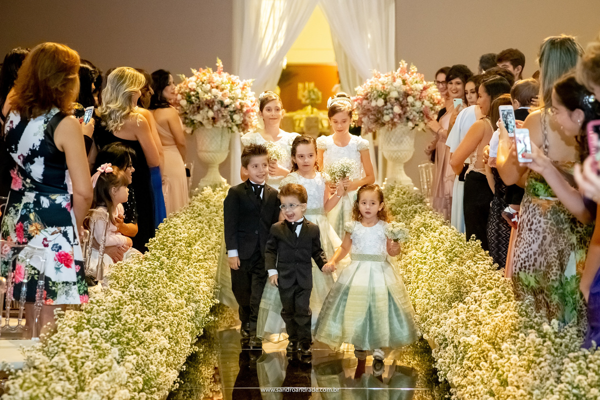 A entrada das crianças, um momento fofo e engraçado. São seis crianças juntas, cada uma com uma expressão (risos),a mais engraçada é a do menininho de óculos, o menor do grupo, ele sorri bem descontraído.