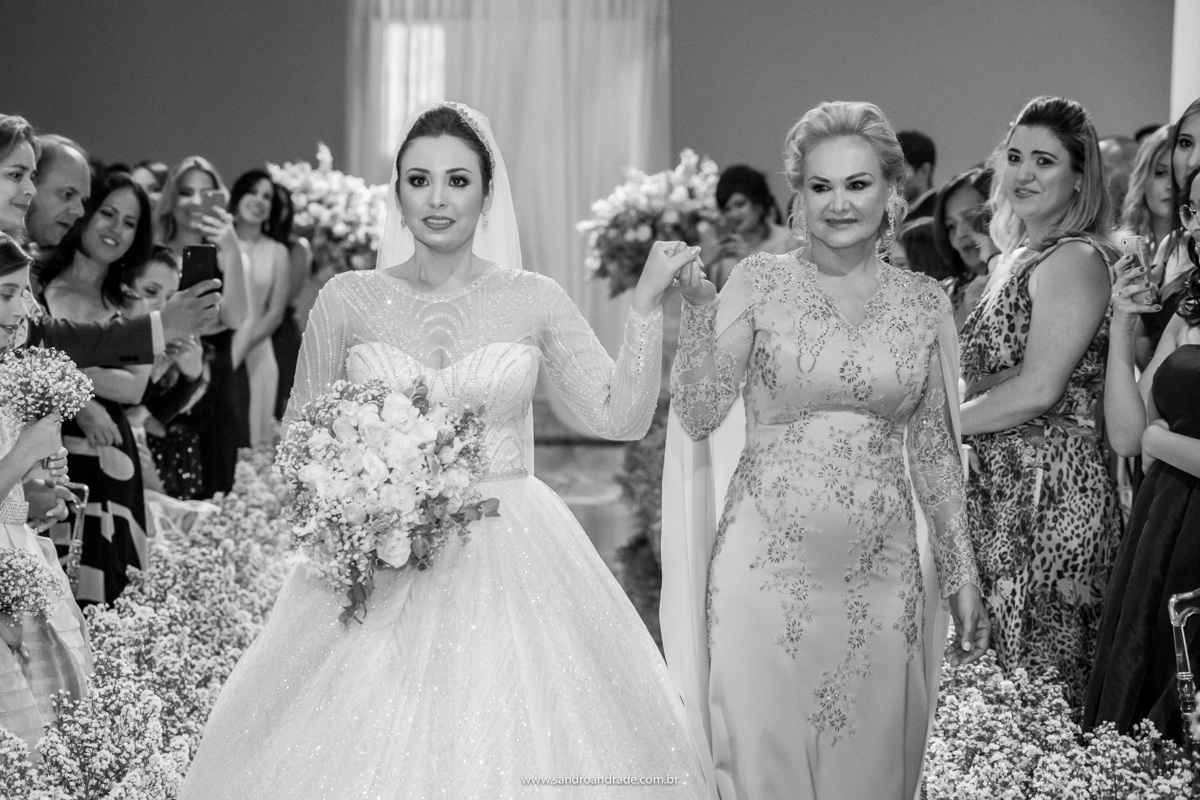 Quase chorando, elas caminham até o altar, a mãe a conduz para o grande amor de sua vida, seu príncipe encantado, Mychell, o bombeiro que consquistou seu coração.