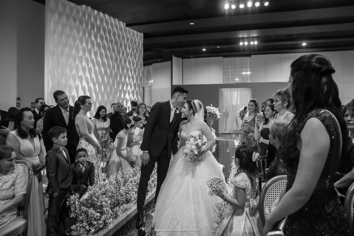 Com um beijinho na testa ele a recebe e todos os convidados atentos observam cada detalhe.