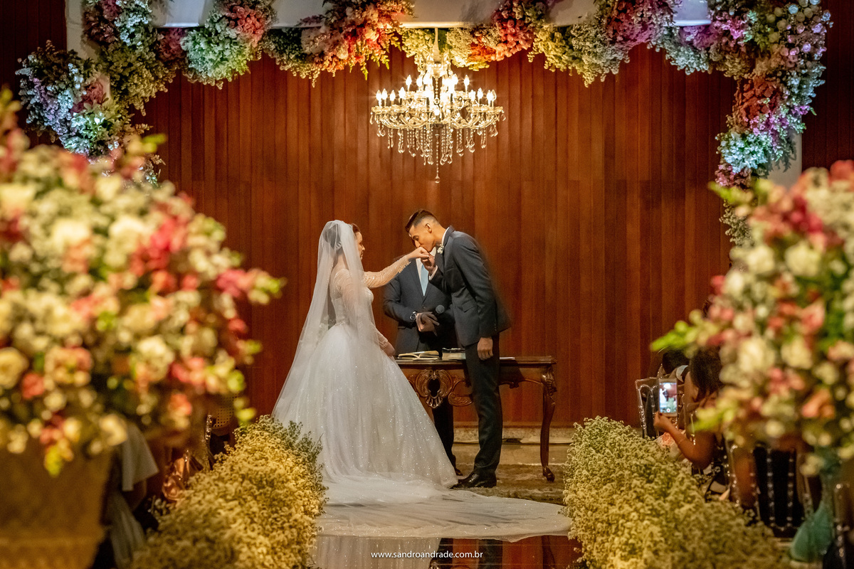 o noivo dando um beijo na mão de sua amada esposa.