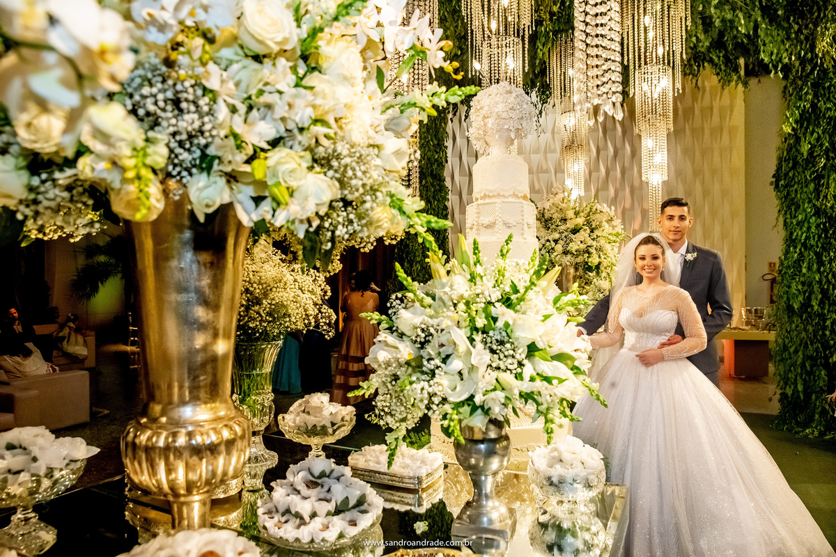 O corte do bolo, um momento comum em todo casamento e que não pode faltar.