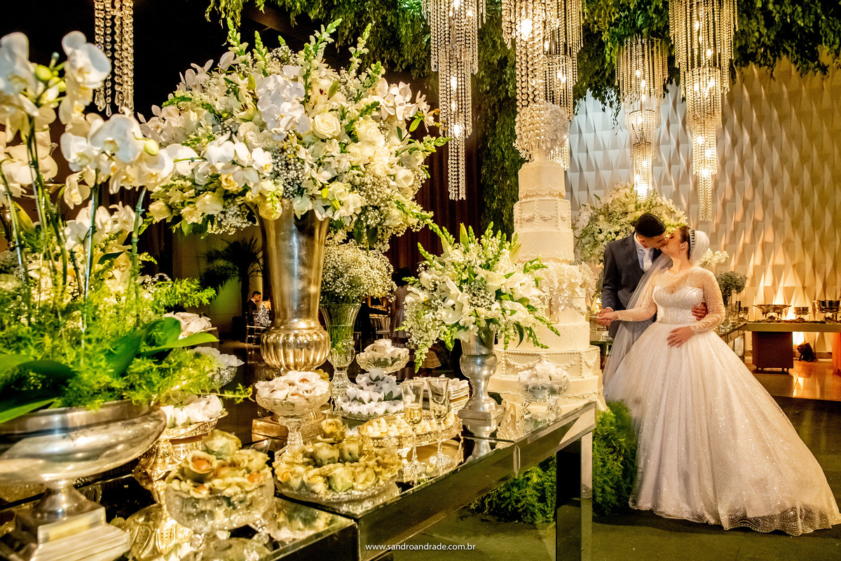 O beijo na mesa do bolo, uma fotografia única de Sandro Andrade, um dos melhores fotógrafos de casamento do Brasil. 