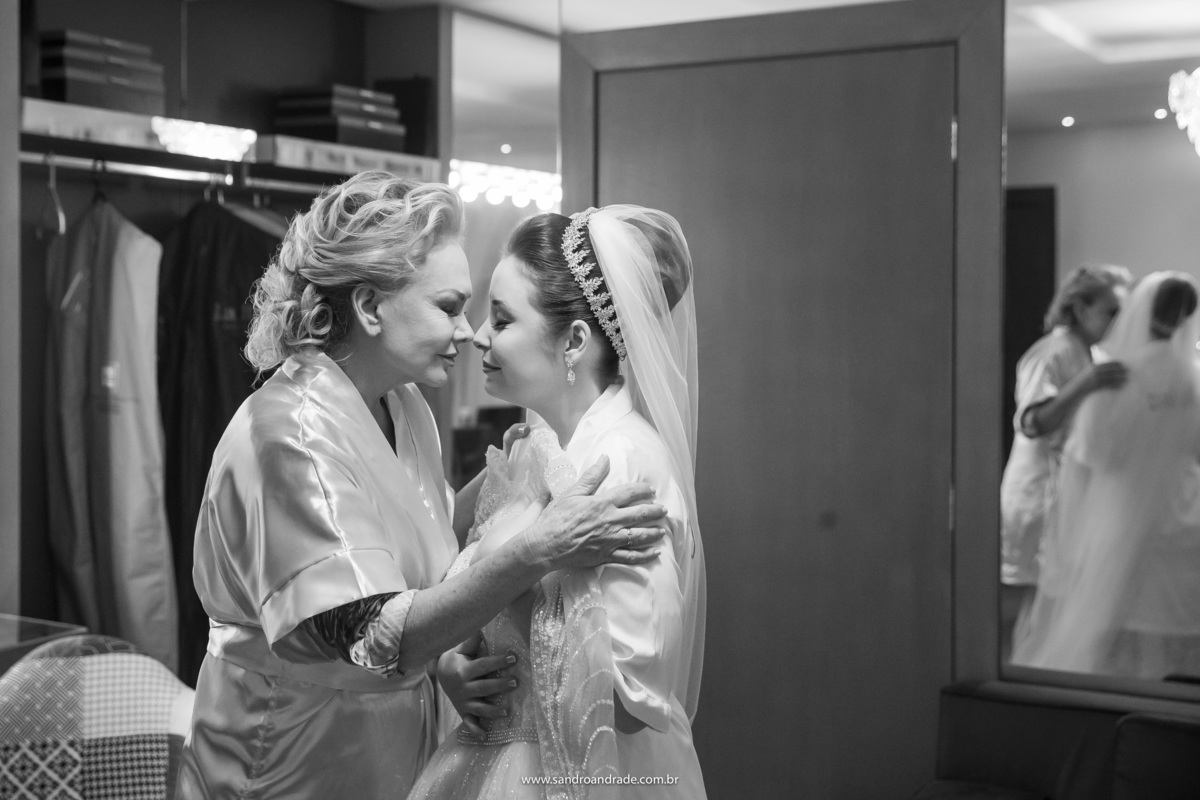 Um gesto que elas fazem já ha muito tempo, desde que a Hamanda era pequena, um beijinho de esquimó.