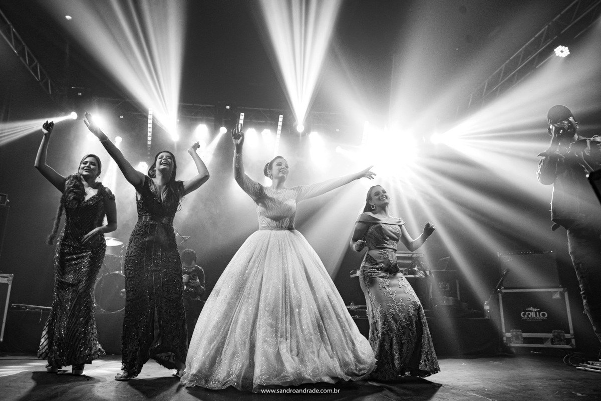 E entre muitas coreografias elas se divertem e dançam.