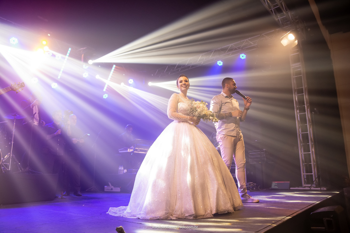 Chegou o momento que as solteiras adoram, o vocalista da banda, convida as solteiras ao lado da noiva.