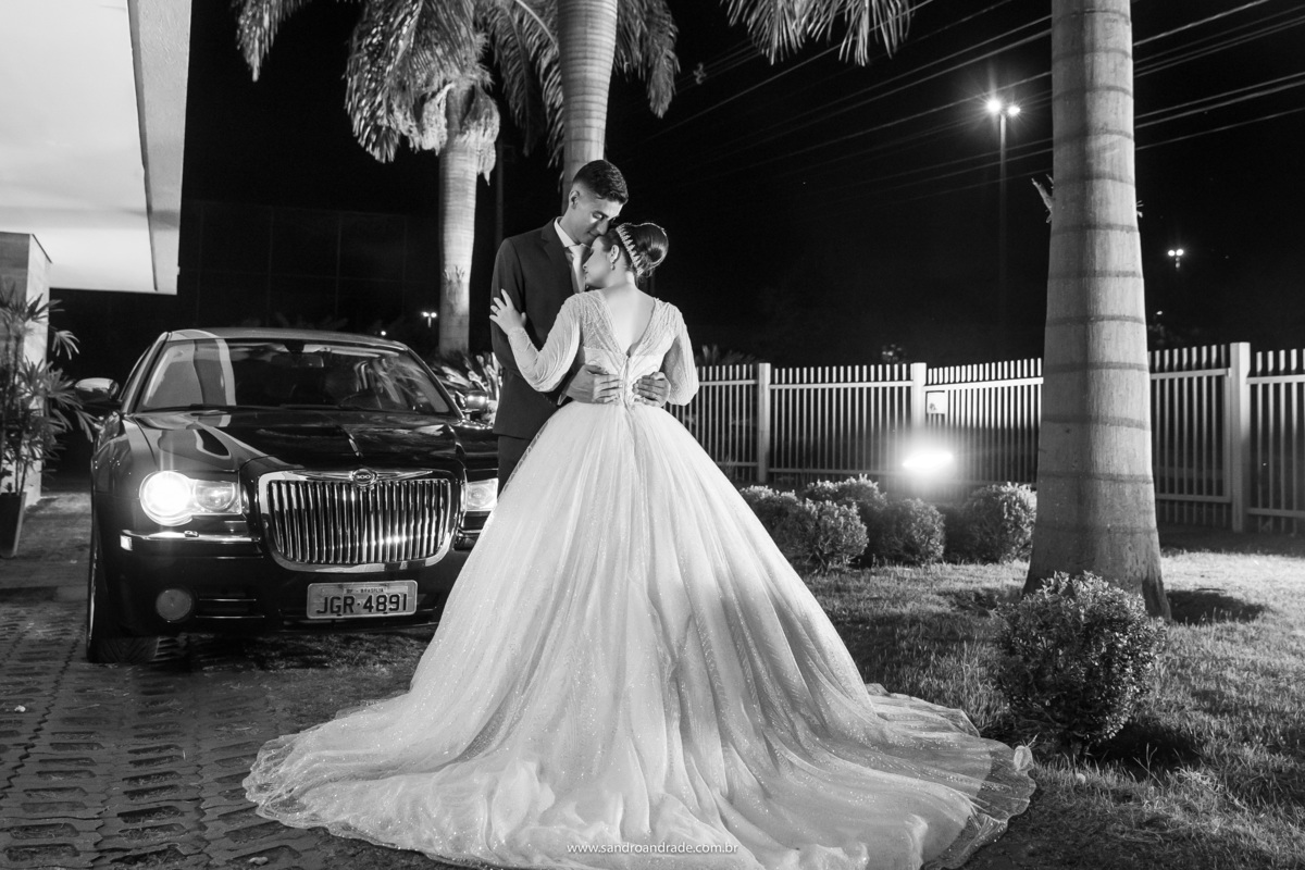 E para finalizar, os noivos estão de costas na frente da limosine com o vestido todo arrumado na calda, mostrando todos os detalhes que fez ela se encantar com esse modelito. Com esta linda fotografia encerramos este album, com uma fotografia em PB.