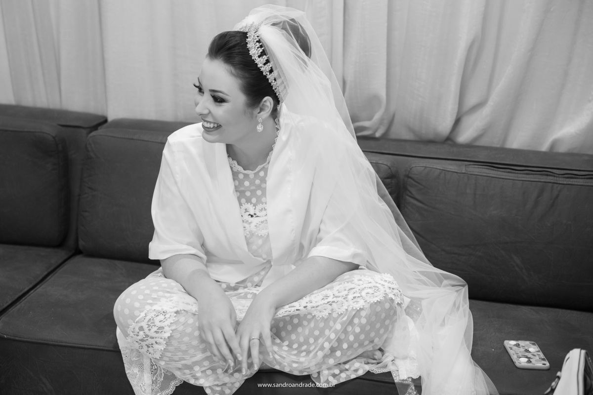 Num momento de descontração Hamanda sorri enquanto conversa com a mãe e a irmã.