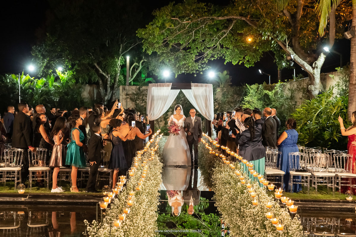 No caminho em direção a seu amado noivo, ela segue sorridente com seu pai.