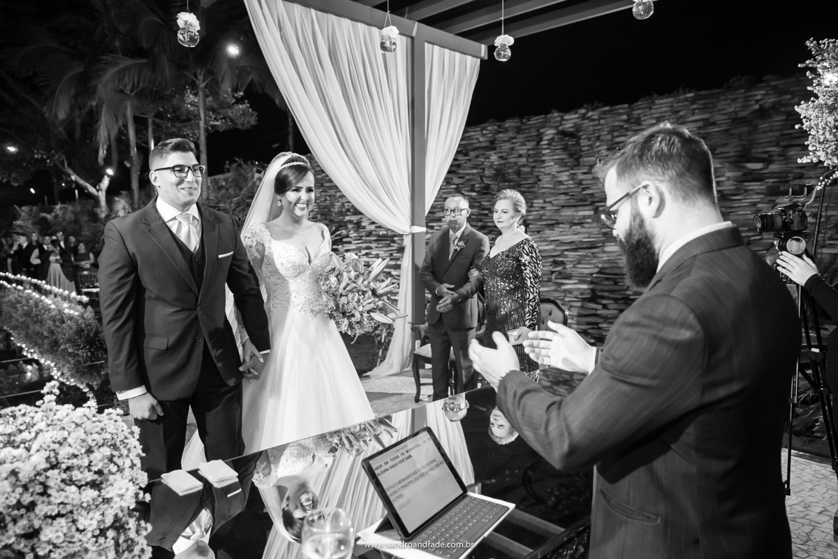 O Juiz de Paz Nicolas Pontes da as boas vindas ao casal e dá início a linda cerimonia.