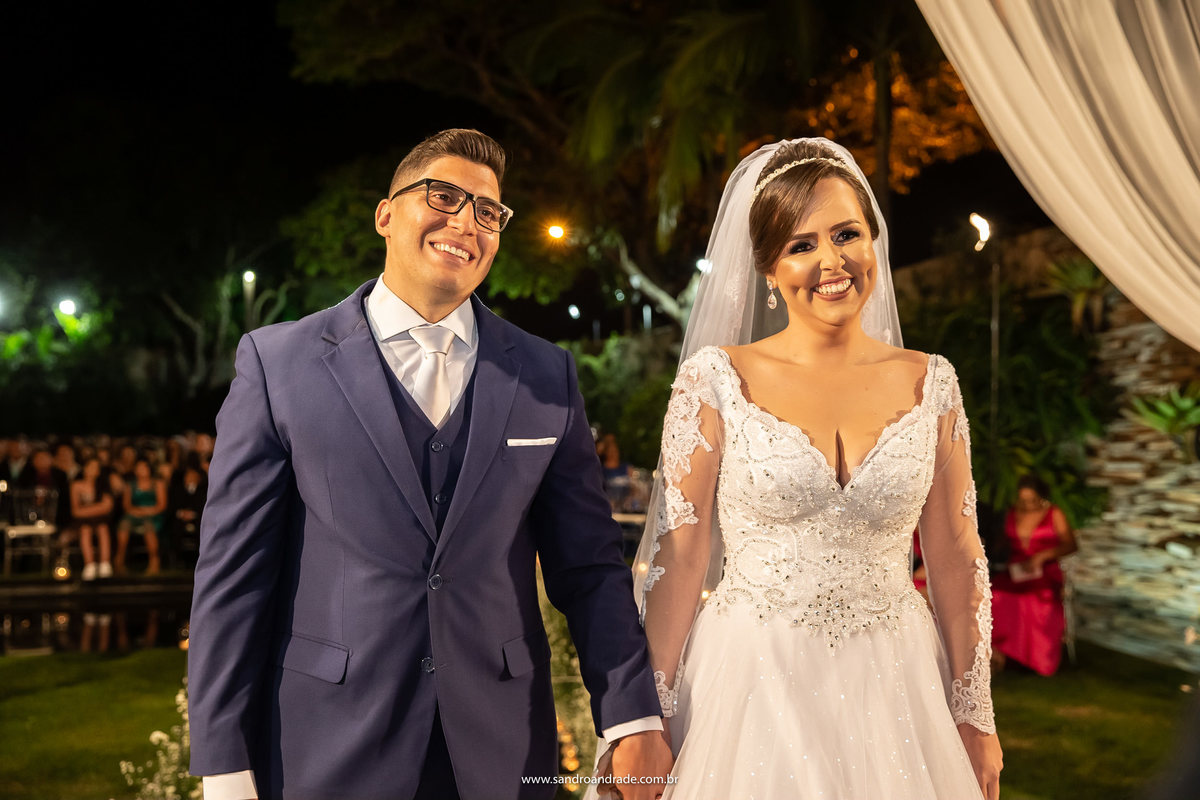 Os noivos de frente para o juiz Nicolas.