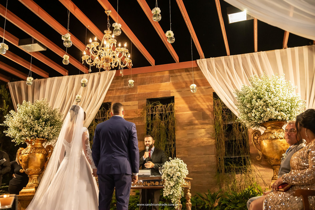 Mostrando a decoração do altar, os noivos estão de costas e o juiz de paz está de frente para eles.