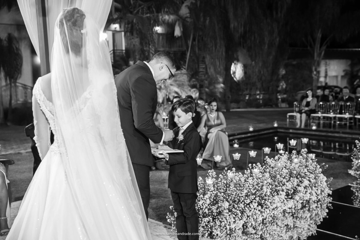 Entrada das alianças, o sobrinho da noiva que levou-as até o altar, o noivo recebe as alianças, fotografia PB.