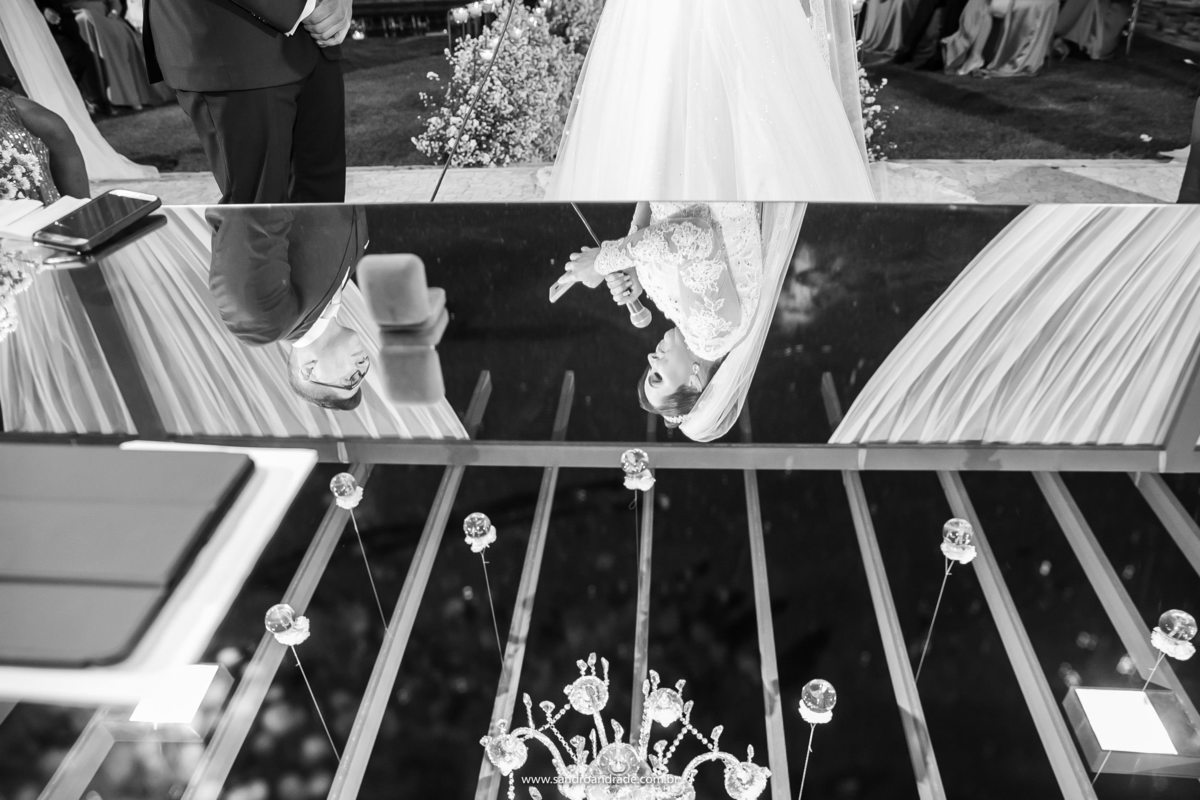 O reflexo dos noivos na mesa do juiz de paz, durante os votos.