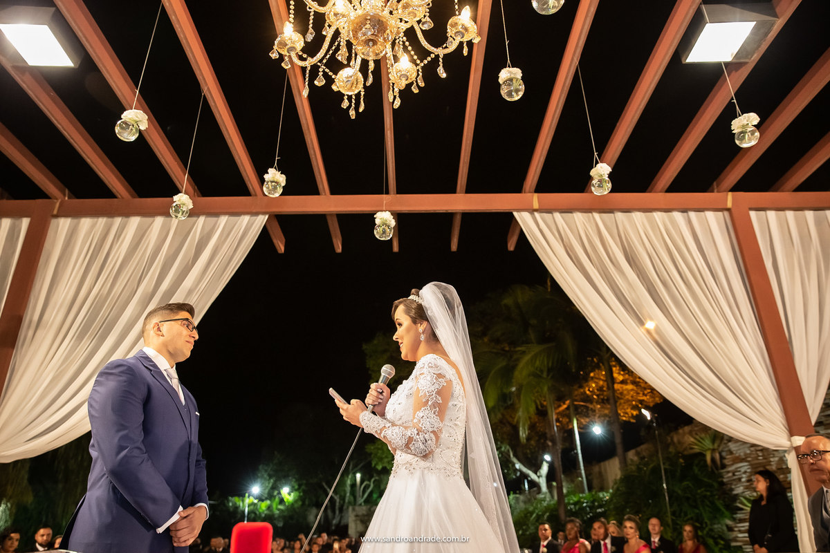 Elinete está de frente para Diego declarando seu amor e fazendo seus votos.