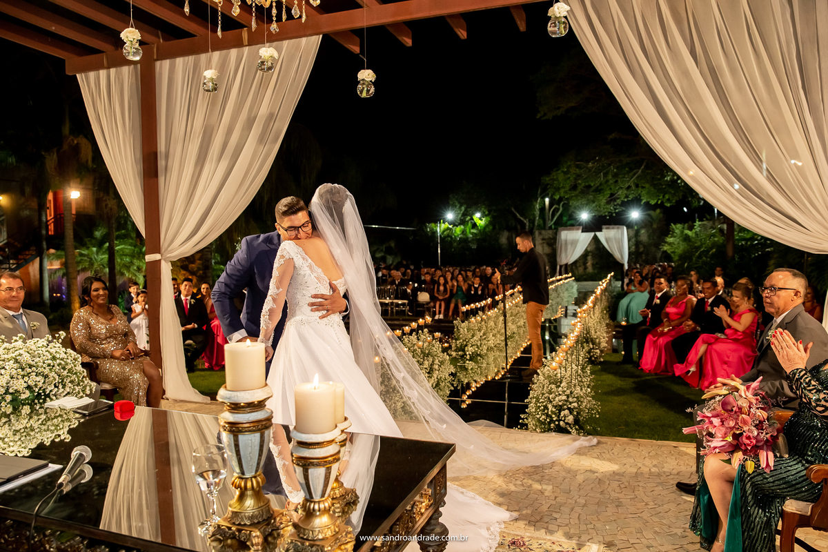 Após o beijo ele abraça sua noiva, feliz e emocionados os convidados os aplaude.
