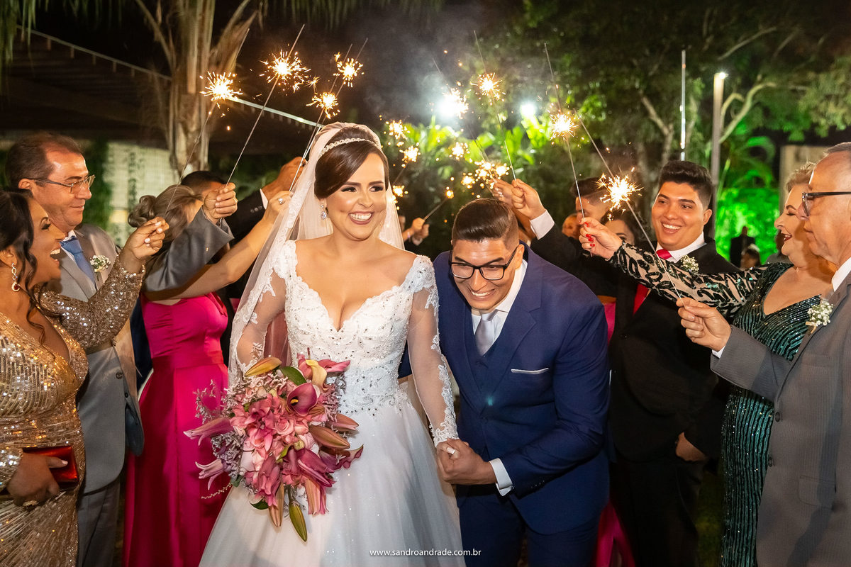 Sorrindo eles saem da cerimonia.