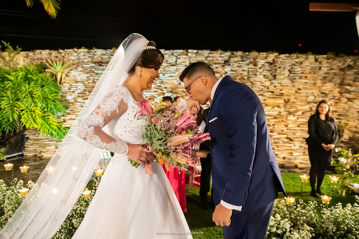 Com um beijo em sua mão, ele a recebe, os dois estão emocionados e felizes.