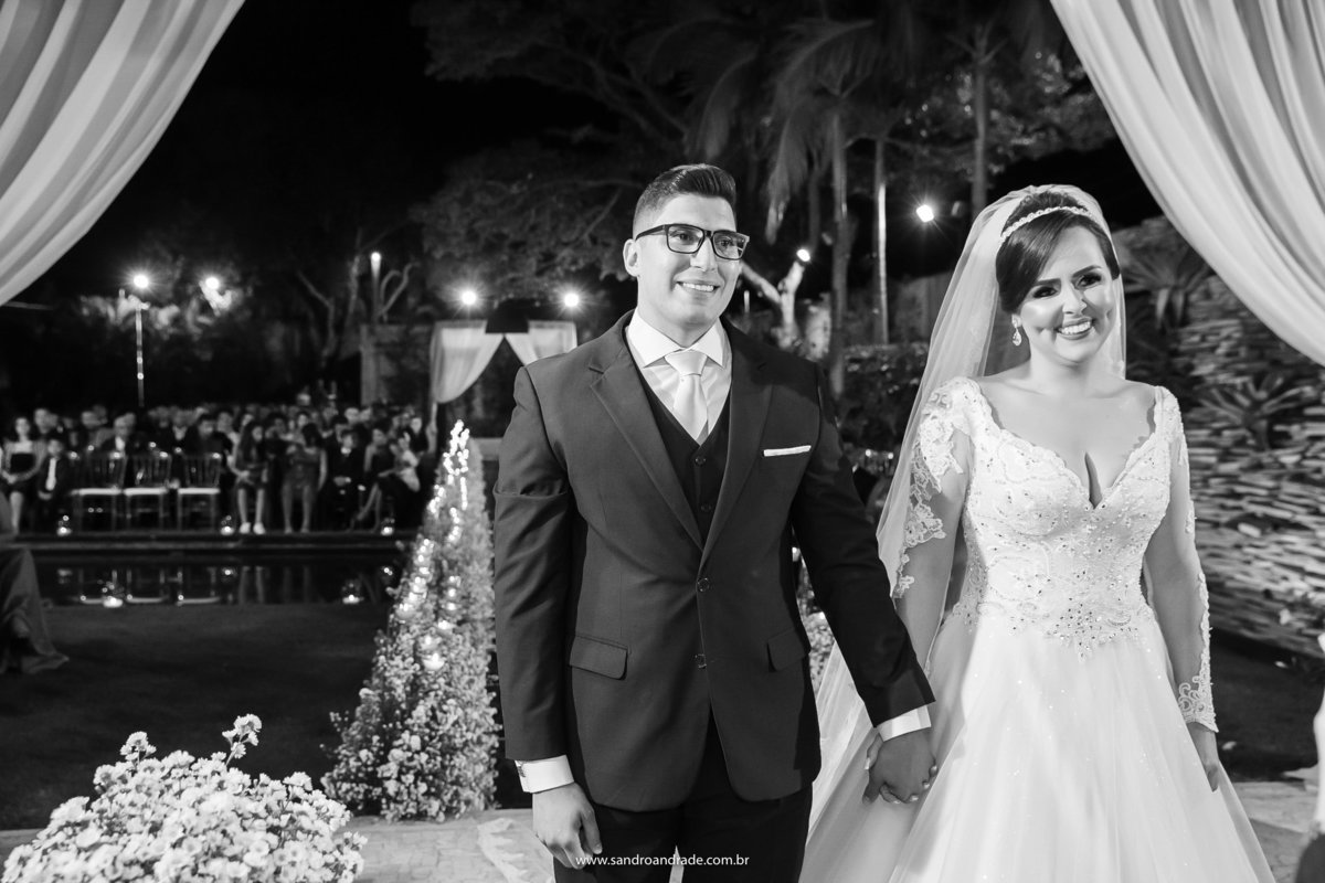 Retrato do casal em preto e branco no começo da cerimonia.