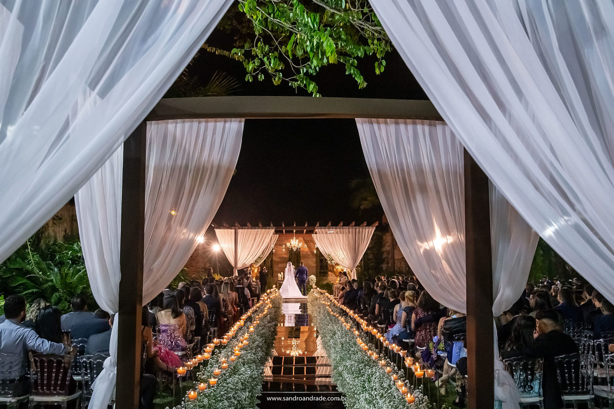 De outro angulo, ainda o caminho da entrada com o casal la no fundo.