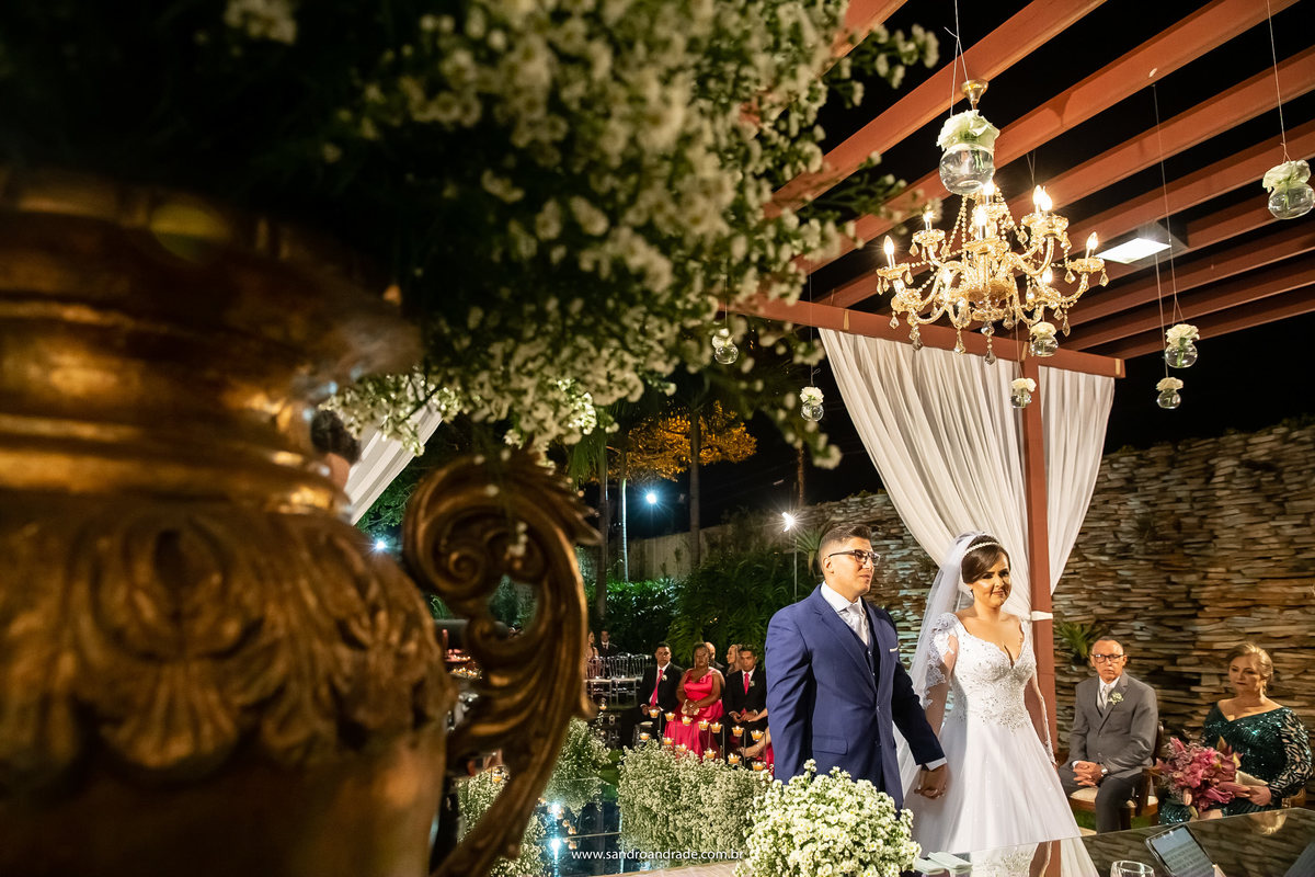 Recebendo a palavra final no altar e com os convidados e pais da noiva na lateral.