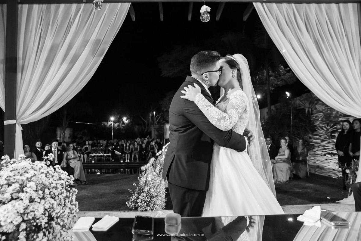Depois da troca de alianças vem o beijooooo. Um lindo beijo em preto e branco.