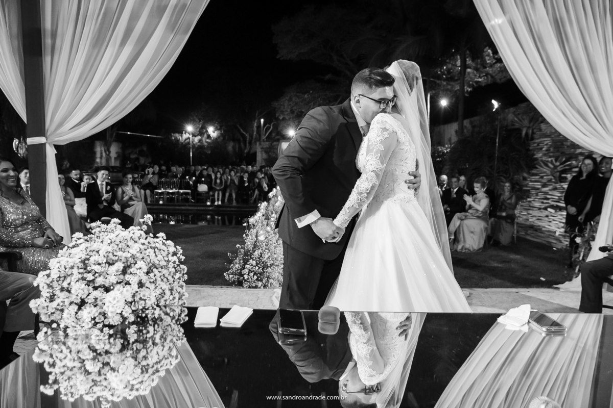 O abraço com outro recorte, reflexo e em pb, fotografia de Sandro Andrade fotógrafo de Brasília.
