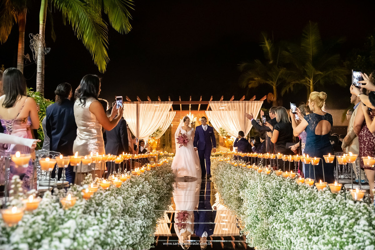 A saída dos noivos, lá vem eles, lindos e felizes.