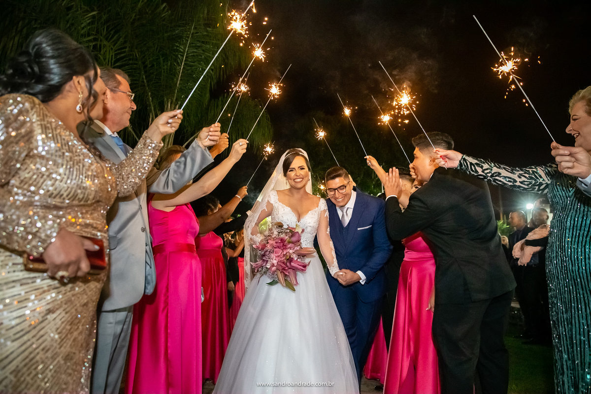 O casal saindo passando pelo corredor de sparkles.