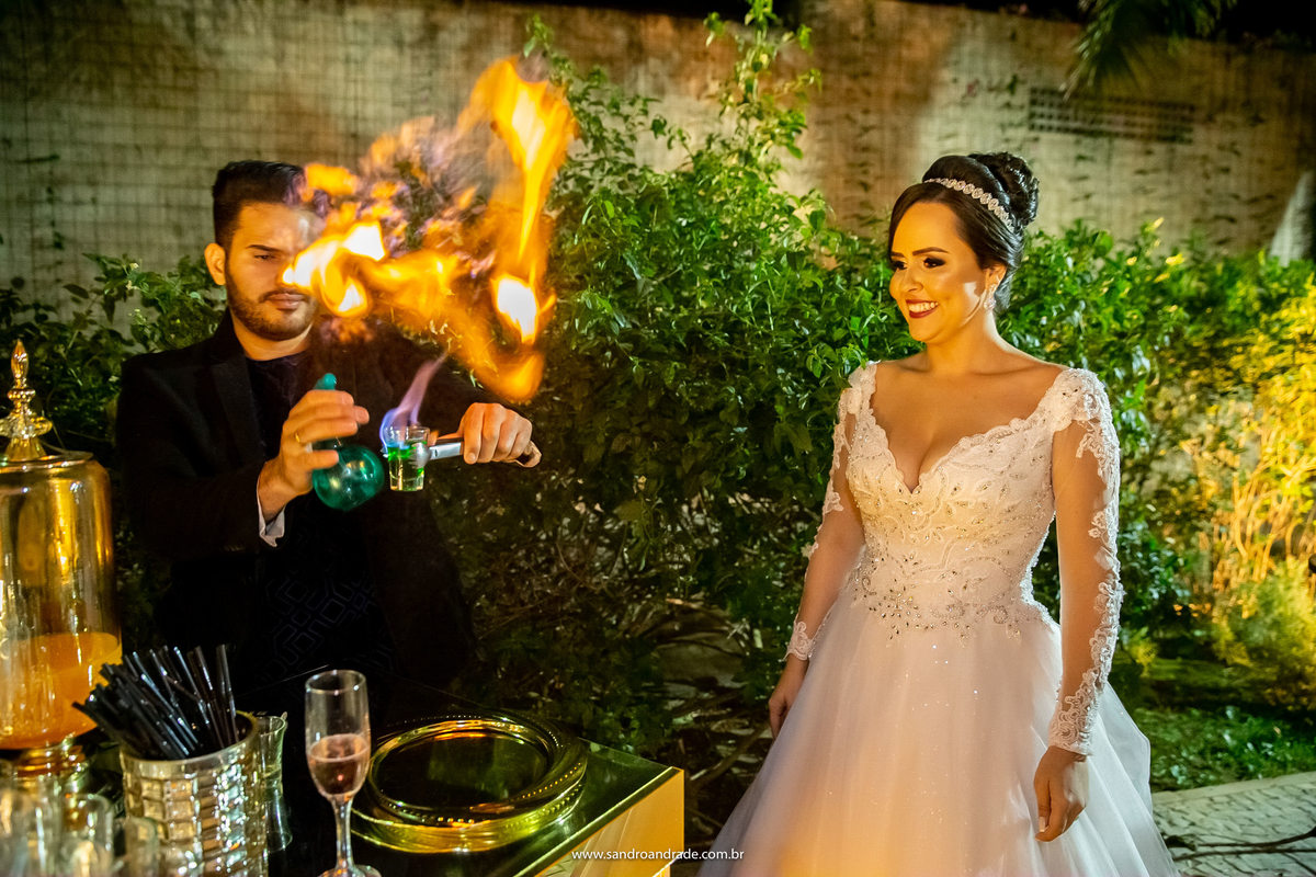 E numa apresentação pirotécnica a noiva aguarda por uma bebida que vem com fogo...uau.