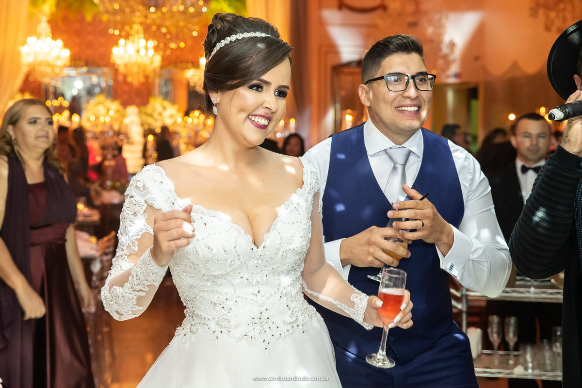 Com a boate aberta, agora eles dançam com os amigos e o músico.