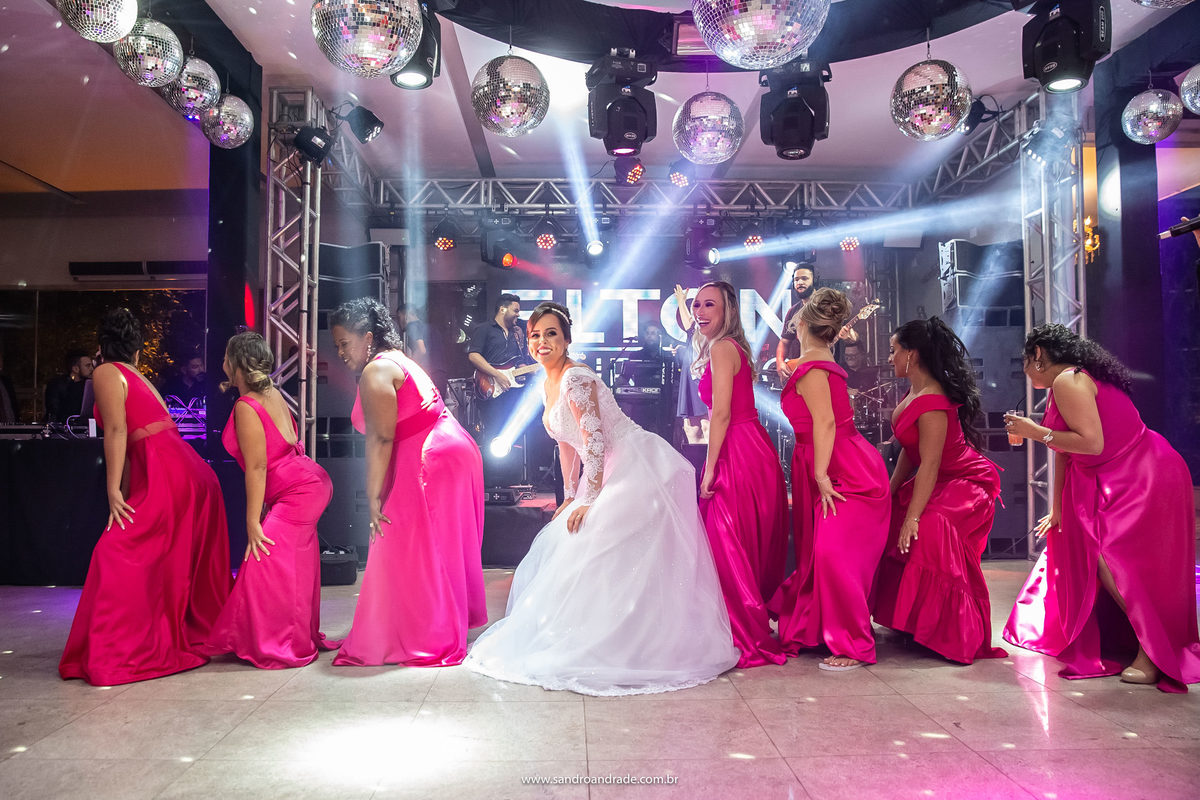 Numa apresentação para seu agora marido, Elinete se junta a suas amigas madrinhas e faz uma coreografia para Diego e seus convidados.