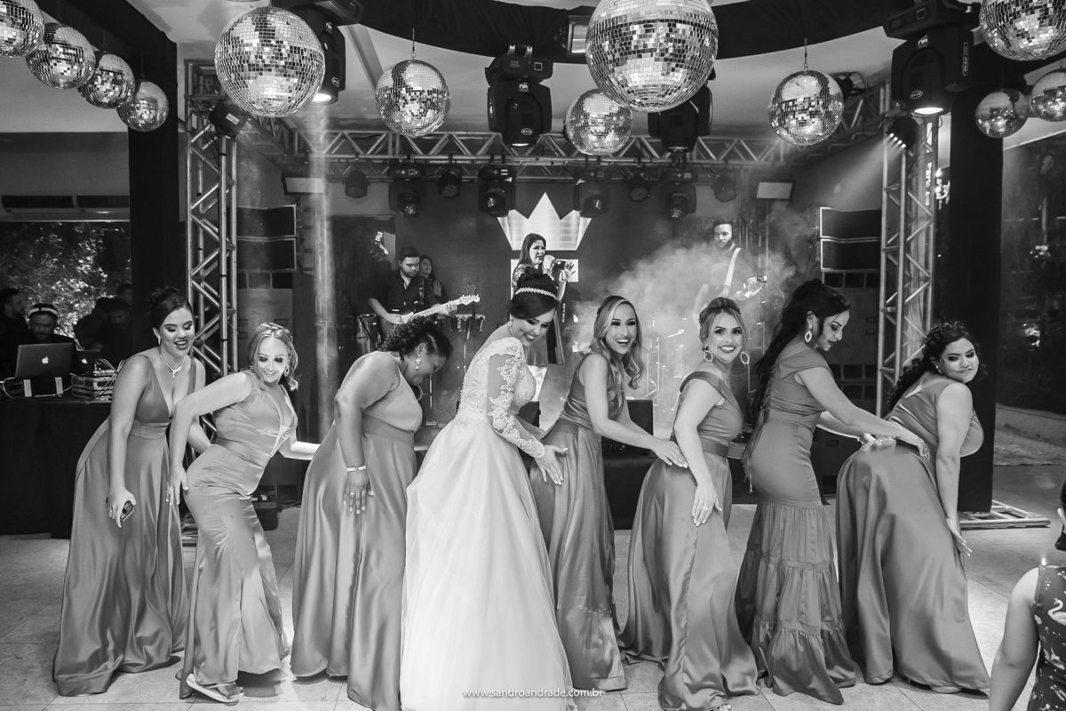 A noiva fazendo a coreografia com suas amigas.