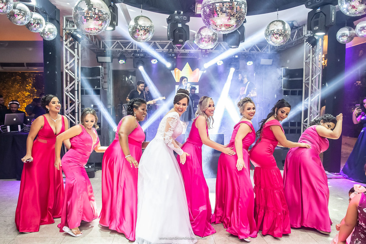 Com um tapinha no bumbum elas dançam e se divertem.