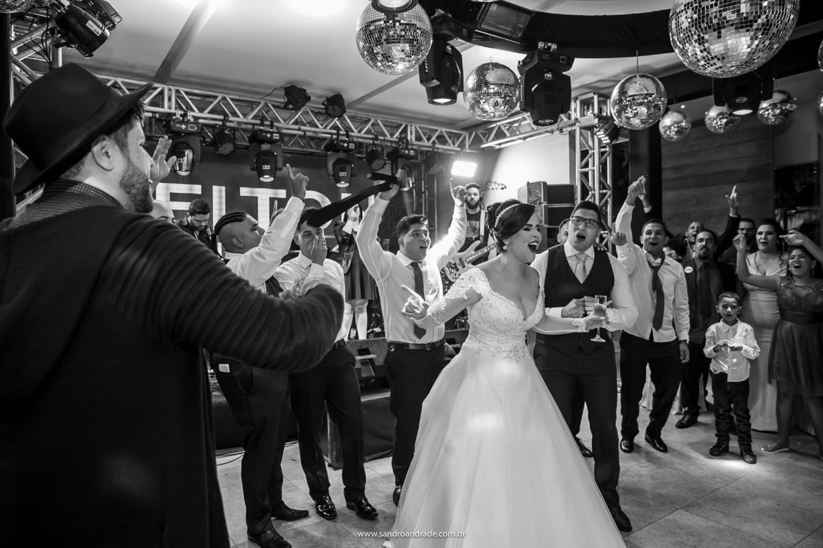 Cantando uma música que marcou a juventude e toda a galera vai ao delírio.