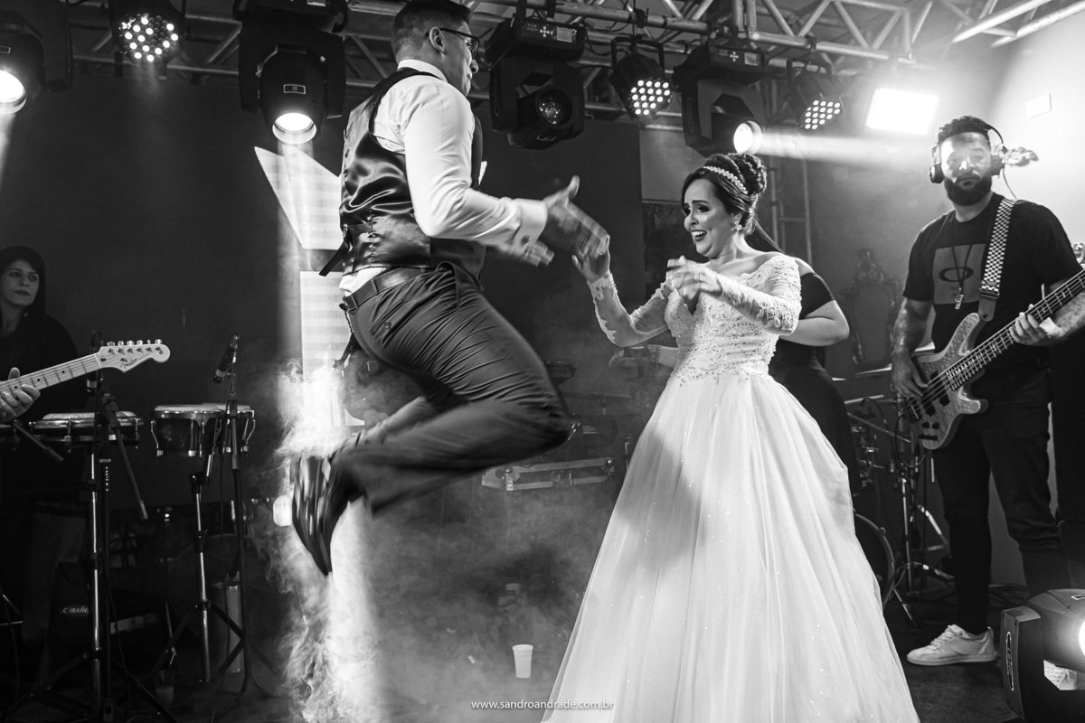 Como seu marido viu a cena, veio ao palco para mostrar que também sabe dançar e dá um pulo ficando no ar, showwww.