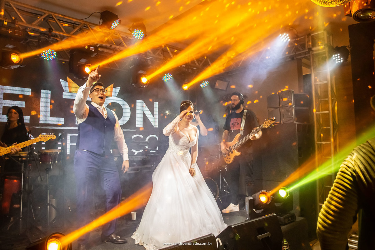 Os noivos dançando no palco.