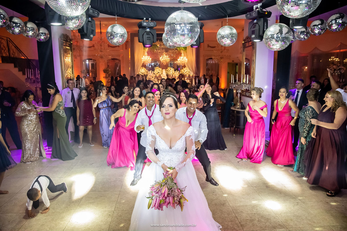 E a noiva quer o que???? Ela vai jogar o buque. Enquanto as amigas encalhadas estão ao fundo desesperadas para pegar o buque de Elinete.