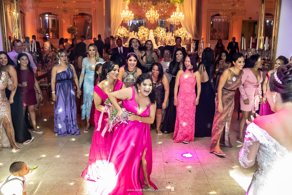 Duas madrinhas ainda brigam pelo buque...elas querem mesmo casar.