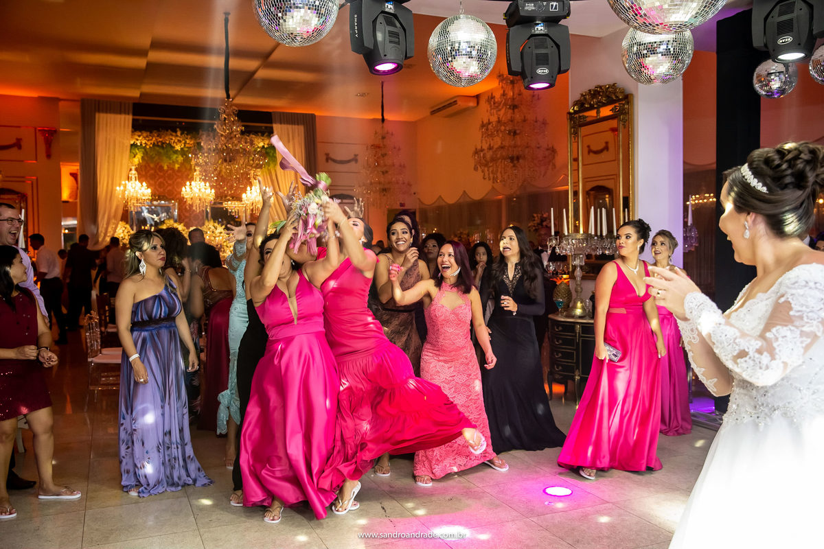 Meu DEUS que briga...ainda três na disputa pelo buque e a noiva na lateral se acabo de ri.