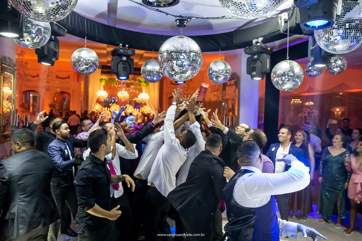 A briga...são muitas mãos tentando pegar a caixa, ainda bem que é só a caixa vazia, imagino se a garrafa estivesse dentro. 