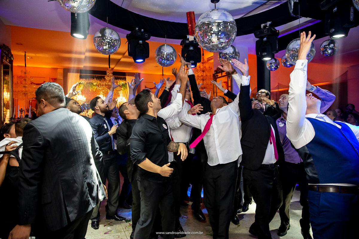 A turma dos homens está bem animada, a caixa ta no alto e eles já estão pulando tentando pegar (risos).