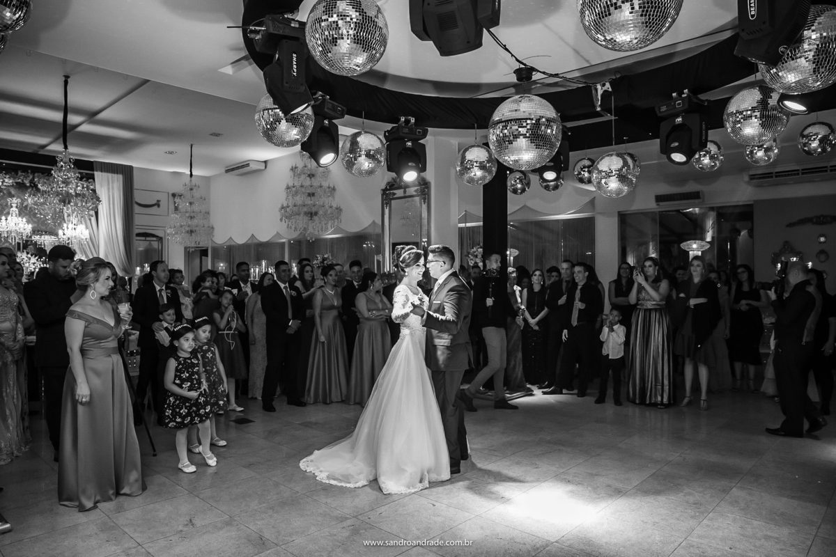 A primeira dança do casal...em preto e branco com todos os convidados ao redor.