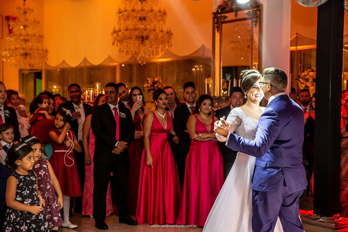 Os noivos dançando, uma linda coreografia que eles fizeram com muito amor, carinho e dedicação.