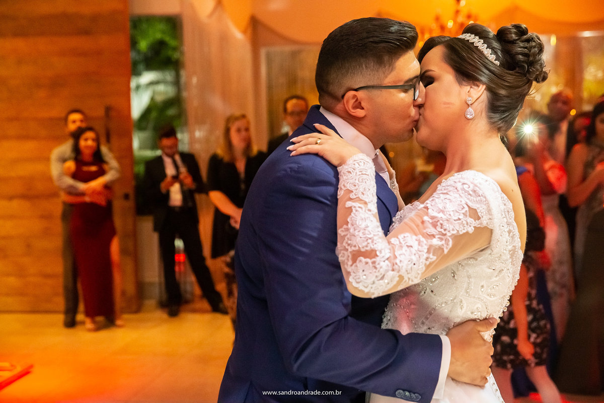 Durante a dança...um beijo.