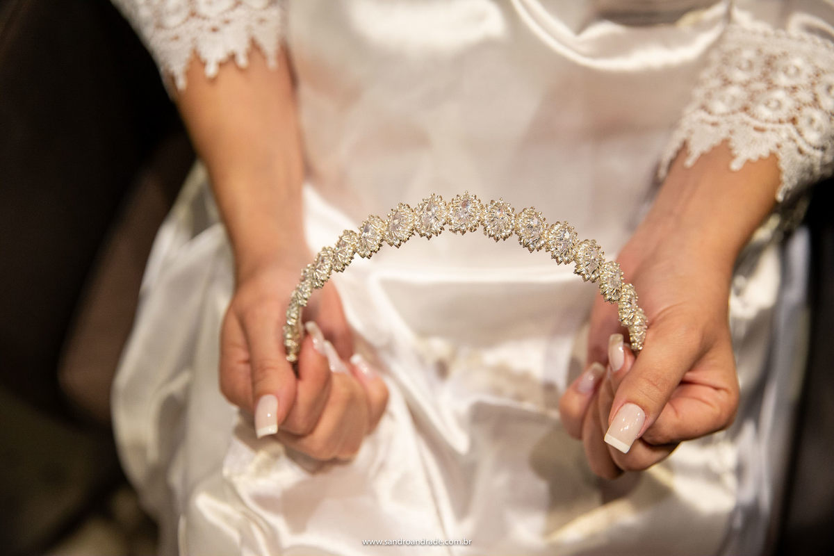 Detalhe, a noiva segurando sua linda tiara.