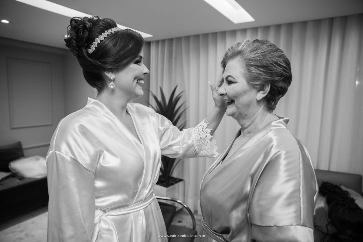 A noiva dando um carinho em sua mãe.